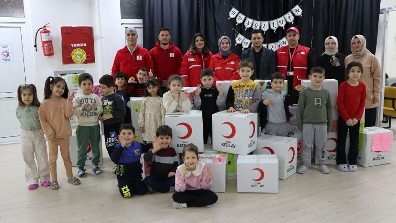 Öğrenciler yardım kolileri hazırladı