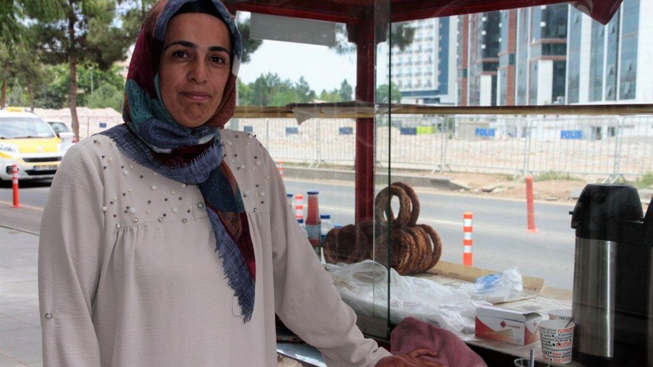 Kadın simitçi, müşterilerini depremde kaybetmenin hüznünü yaşıyor