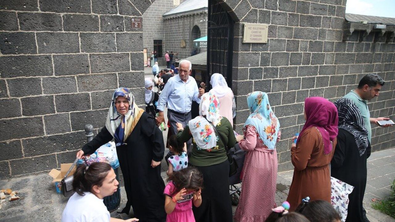 YKS'ye girecek öğrenciler Hz. Süleyman Camisi'nde dua etti