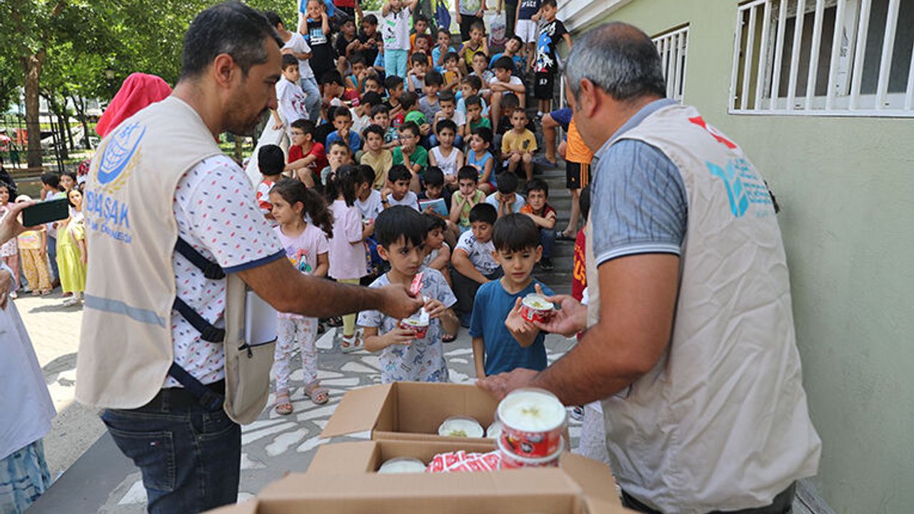 Diyarbakır'da yaz Kur'an kurslarına katılan çocuklara dondurma ikramı