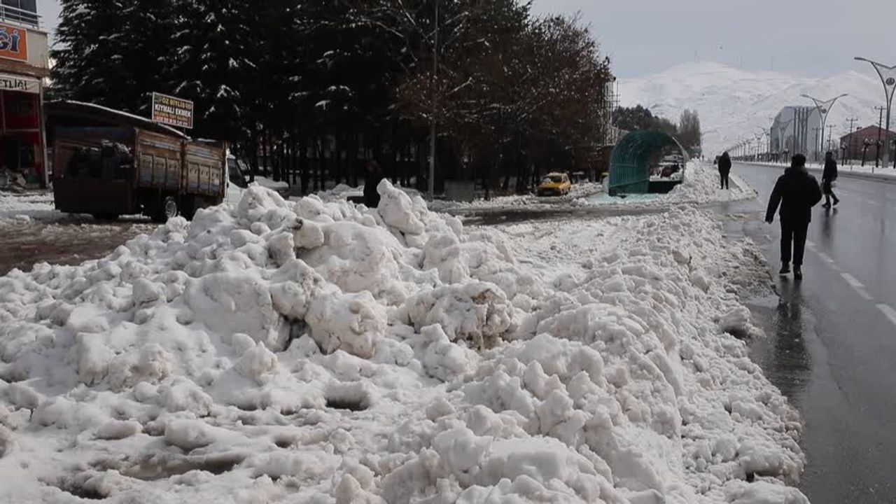 Bitlis'te kar yağışı etkili oldu, kent beyaza büründü