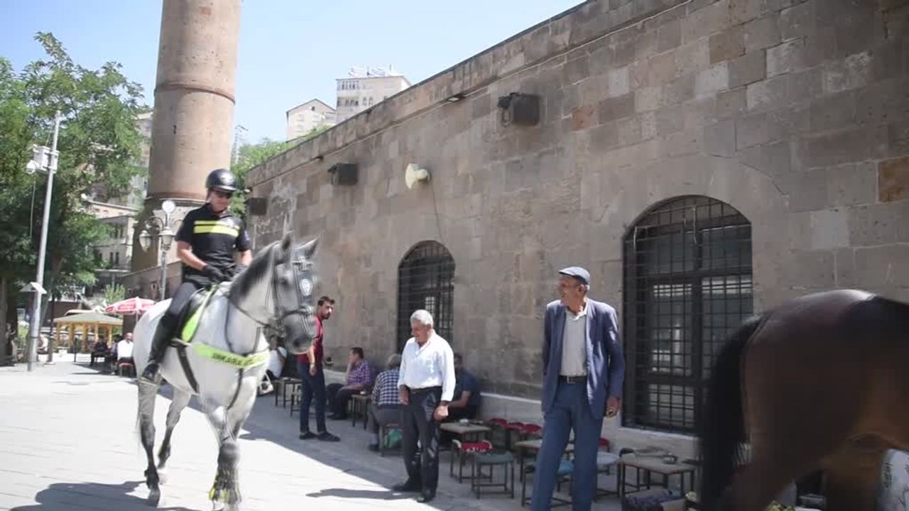 Malazgirt Zaferi kutlamalarına katılacak atlı polisler Bitlis'te devriye görevi yaptı