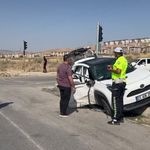 Tır ile otomobil çarpıştı, 4 kişi yaralandı