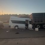 Tarım işçilerini taşıyan minibüs tıra çarptı  11 kişi yaralandı