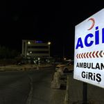Eşini çocuğu kucağındayken vurdu