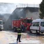 Tekstil fabrikasında çıkan yangına müdahale ediliyor