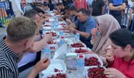 5 dakikada 1 kilo 486 gram kiraz yiyen yarışmacı birinci oldu