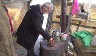 Muş’ta temmuz ayında soba yakarak ısınıyorlar