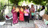 300 yıllık gelenek: Kadınlar tef çalıp köyü düğüne çağırıyor