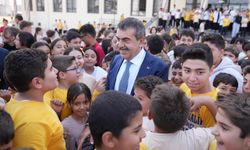 Bakan Tekin, bir okula sürpriz ziyaret gerçekleştirdi