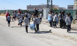 Öğrenciler hem okulda hem sokakta temizlik yaptı