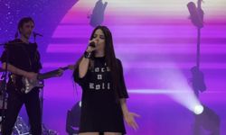 Ünlü şarkıcı Simge Sağın hayranlarına müzik ziyafeti sundu