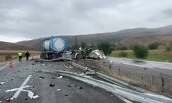 Yolcu otobüsü ile tırın çarpıştığı kazada 20 kişi yaralandı