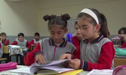 Üç yıl tek başına okuyan Hasret sınıf arkadaşlarına kavuştu