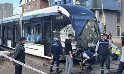 Çöp kamyonu ile tramvayın çarpıştığı kazada 3 kişi yaralandı