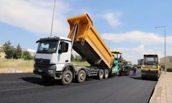 Diyarbakır’da  yol ağı sıcak asfaltla yenileniyor