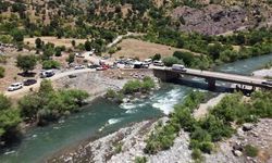Bingöl'de çayda akıntıya kapılan kişiyi arama çalışmaları sürüyor