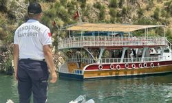 Birecik Baraj Gölü'nde arızalanan teknedeki 40 kişi kurtarıldı
