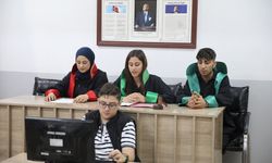 Duruşma salonuna çevirdikleri sınıfta geleceğin hukukçuları yetişiyor