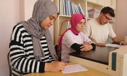 Görme engelli öğrenciler gönüllü üniversitelilerin sesiyle sınava hazırlanıyor