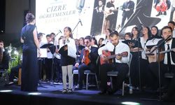 Öğretmen ve öğrencilerden oluşan müzik grubu konser verdi
