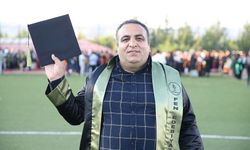 Şoförlük yaptığı üniversiteden fakülte birinciliğiyle mezun oldu