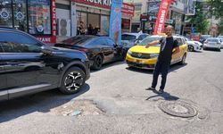 Yoldaki Çukur Sürücüleri Zorluyor, Esnaf Çözüm Bekliyor