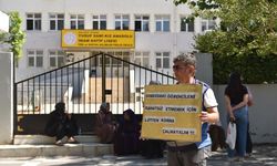 Zabıta memuru 5 yıldır gönüllü olarak sınav günlerinde sürücüleri uyarıyor