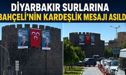 Diyarbakır Surlarına Bahçeli'nin Kardeşlik Mesajı Asıldı