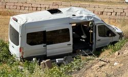 Minibüs ile otomobilin çarpıştığı kazada 11 kişi yaralandı