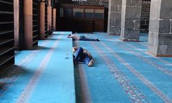 Diyarbakır'da Güneş Kavuruyor Vatandaş Cami Serinliğine Koşuyor