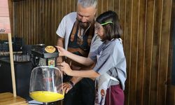 Gezgin ahşap ustası, karavanıyla köy köy dolaşarak çocuklara oyuncak yapımını öğretiyor