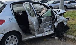 Araştırma Hastanesi Kavşağında feci Kaza:3 yaralı