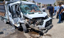 Minibüs ile kamyonetin çarpıştığı kazada 4 kişi yaralandı