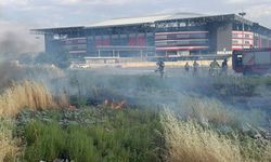 Vatandaşlar Battaniye ile Ekipler Araçlarla Müdahale Etti Yangın Kontrol altına alındı