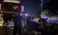 Otomobil ile kamyonun çarpıştığı kazada 3 kişi öldü, 5 kişi yaralandı