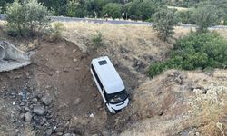 Tarım işçilerini taşıyan minibüs şarampole yuvarlandı: 4 yaralı