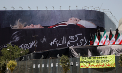 Tahran’daki İnkılap Meydanı’nda "tabutta yatan Trump" afişi