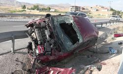 Refüjdeki bariyere çarpan otomobilde 4 kişi yaralandı