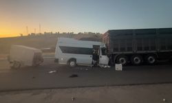 Tarım işçilerini taşıyan minibüs tıra çarptı  11 kişi yaralandı