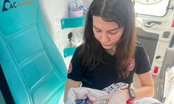 Hamile kadın, hastaneye götürülürken ambulansta doğum yaptı