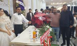 Düğünde gelin ve damada otomobil lastiği hediyesi