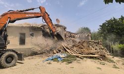 Silvan'da Suçla Mücadele Kapsamında 50 Metruk Yapı Yıkıldı