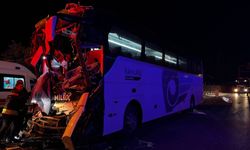 Tıra çarpan yolcu otobüsünde 2 kişi öldü, 17 kişi yaralandı