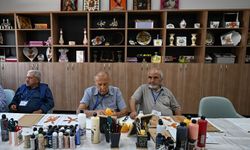 82 yaşındaki ressam sanatla hastalıklarına meydan okuyor