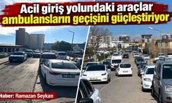 Acil giriş yolundaki araçlar ambulansların geçişini güçleştiriyor