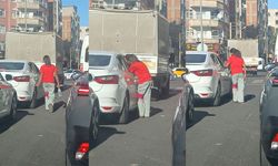 Yaşıtları okul hazırlığı yaparken o ışıklarda cam silip para kazanmaya çalışıyor