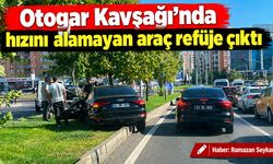 Otogar Kavşağı’nda hızını alamayan araç refüje çıktı