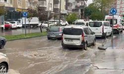 Diyarbakır’da Şiddetli Yağış: Yollar Sular Altında Kaldı, Araçlar Mahsur Kaldı