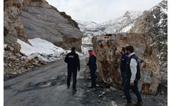 Kaya Düşmesi Riskine Karşı Önlem: Tehlikeli Kayalar Temizleniyor